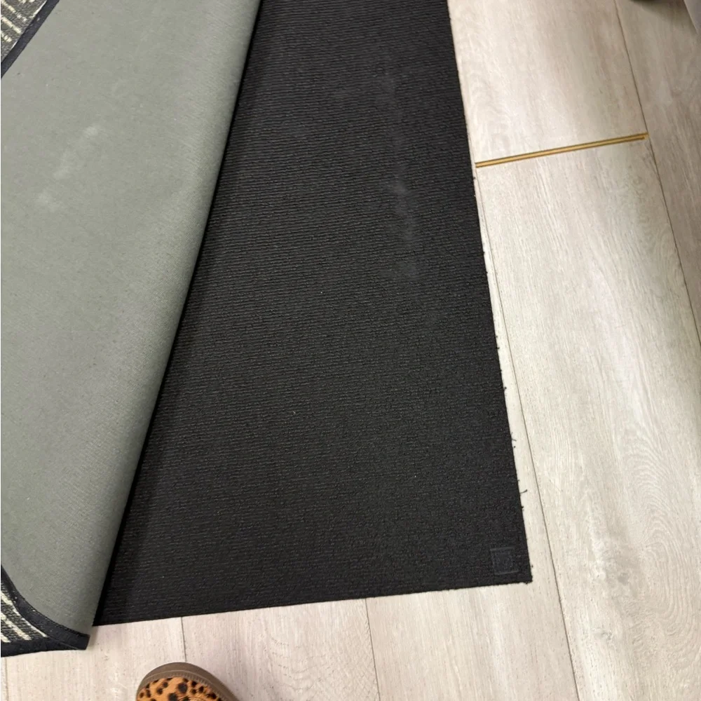 Geometric Black and Gray Area Ruggable cover plus mat EUC